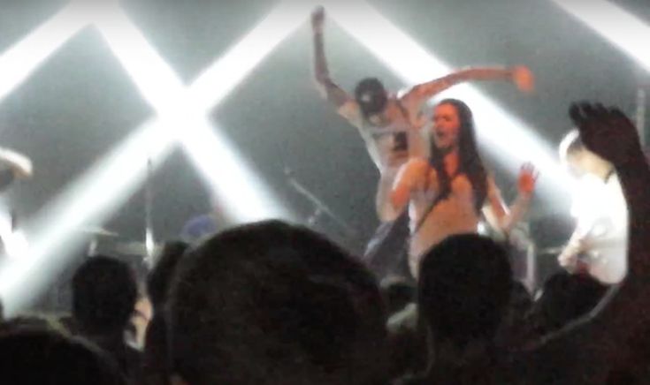 Τραγουδιστής κλωτσάει κοπέλα που ανέβηκε στη σκηνή για να βγάλει selfie