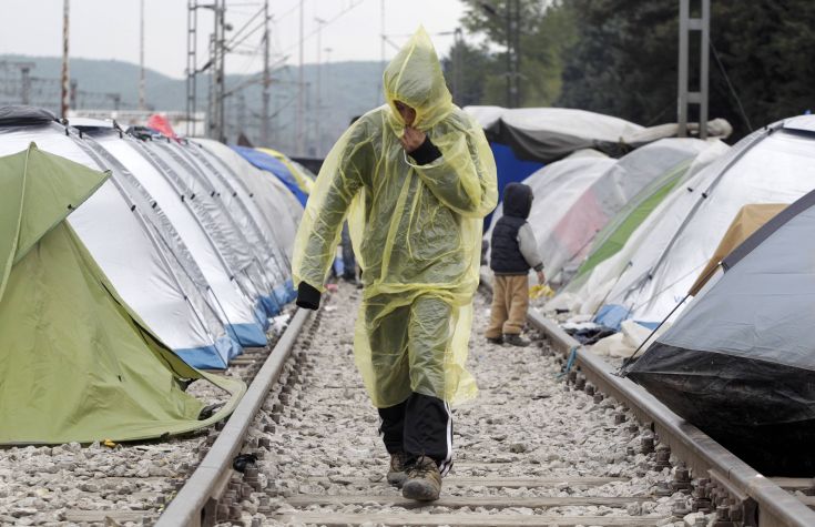 Αστυνομικοί ζητούν ταυτότητες από οδηγούς στην Ειδομένη