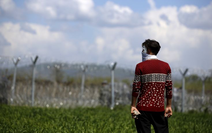 Άντρες της ΕΛ.ΑΣ. παρατεταγμένοι πλάι στον φράχτη της Ειδομένης