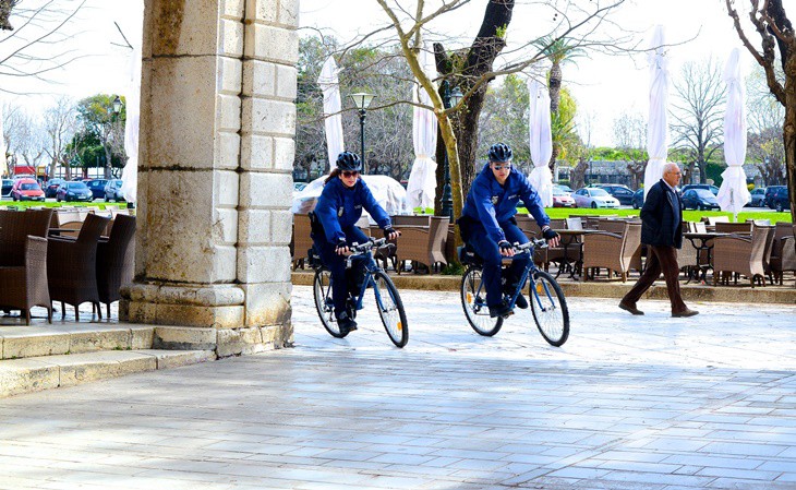 Ξεκίνησαν οι περιπολίες των αστυνομικών με ποδήλατα και στην Κέρκυρα