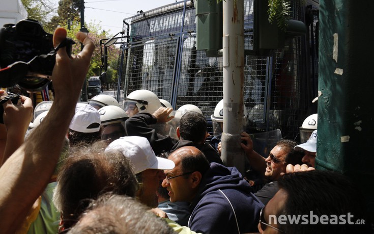 Συμπλοκές και δακρυγόνα στην Αμαλίας με ΜΑΤ και λιμενεργάτες