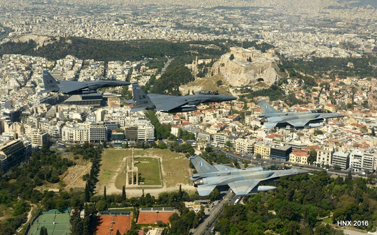 Δείτε φωτογραφίες από τα αμερικανικά μαχητικά F-15 πάνω από την Αθήνα