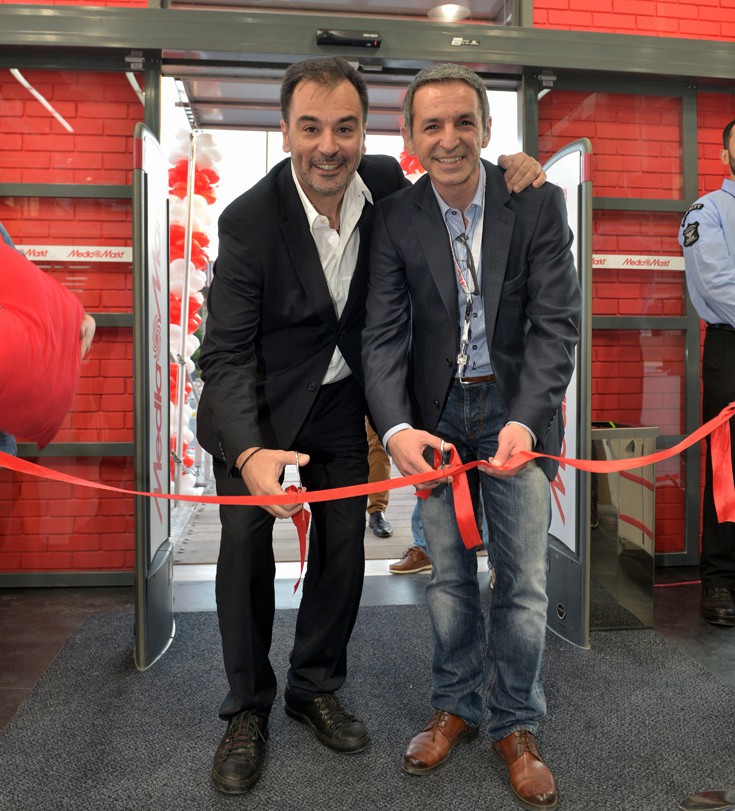 Από αριστερά προς δεξιά: Ο κ. Κατραβάς Δημήτριος, Διευθύνων Σύμβουλος Media-Saturn Ελλάς και ο κ. Λιολάκης Αλέξης, Υπεύθυνος καταστήματος Αγίας Παρασκευής