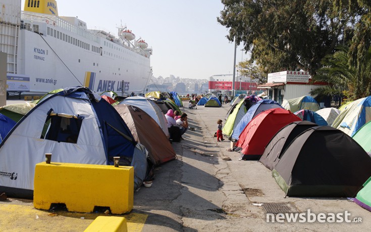 Δεν φεύγουν από τον Πειραιά οι πρόσφυγες και μετανάστες