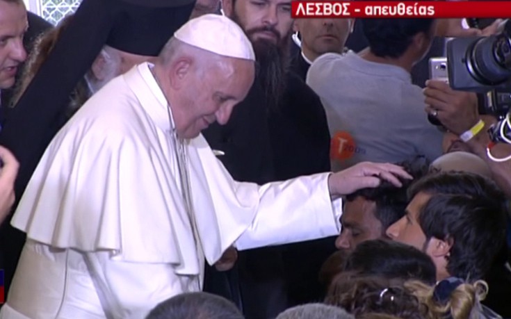 Εκλιπαρούσε τον Πάπα στη Μόρια: Σε παρακαλώ πάτερ, ευλόγησέ με