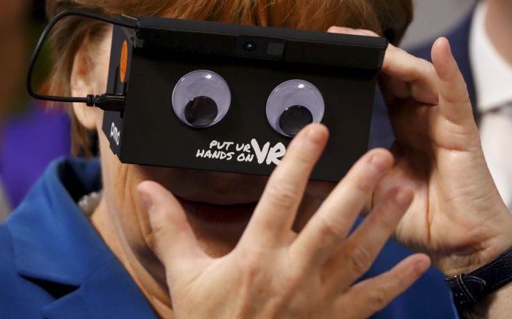 Μέρκελ και Ομπάμα δοκιμάζουν γυαλιά εικονικής πραγματικότητας