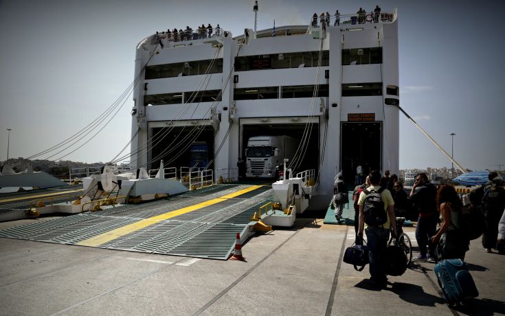 Αναστάτωση στο λιμάνι του Πειραιά από φάρσα για βόμβα