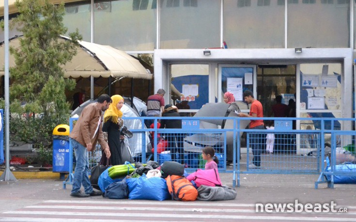 Επιχείρηση μεταφοράς των προσφύγων στον Πειραιά