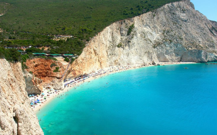 Πανοραμική άποψη της παραλίας με τα κρυστάλλινα νερά