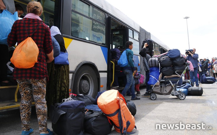 Έφυγαν οι πρώτοι πρόσφυγες για το κέντρο φιλοξενίας του Σκαραμαγκά