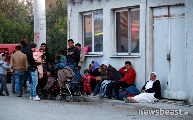 Πρόσφυγες έχουν συγκεντρωθεί στο Σκαραμαγκά