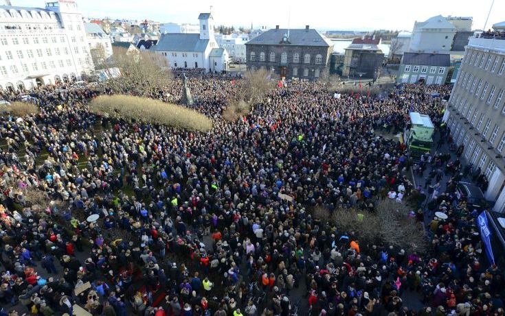 Οι Ισλανδοί βγήκαν ξανά στους δρόμους ζητώντας εκλογές