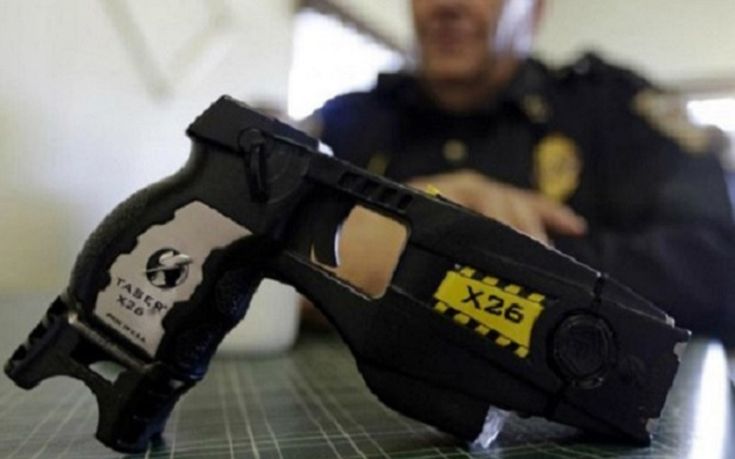 Τι είναι το Taser, το όπλο που έχει η ιταλική αστυνομία για τους οπαδούς στα γήπεδα