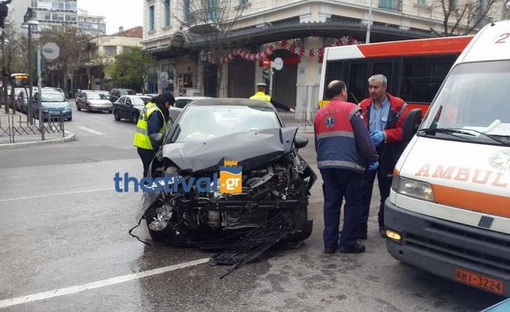 Σύγκρουση αυτοκινήτων στο κέντρο της Θεσσαλονίκης