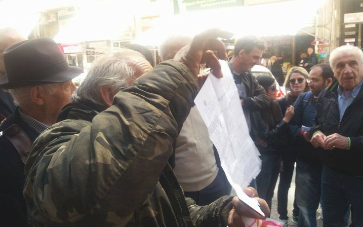 Έμποροι και πολίτες στη Θεσσαλονίκη αποδοκίμασαν βουλευτές του ΣΥΡΙΖΑ