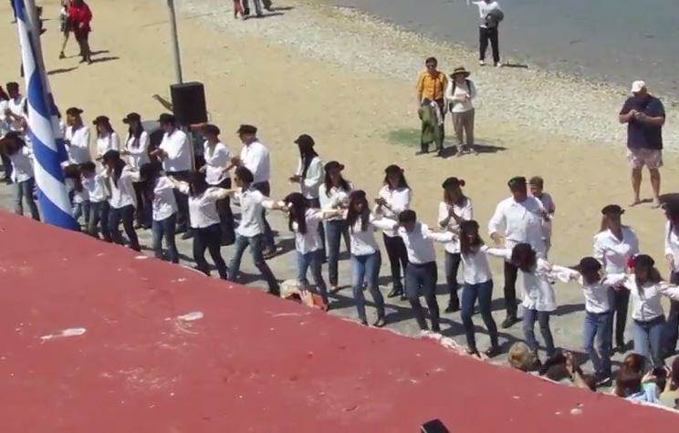 Τετρακόσια άτομα χόρεψαν χασάπικο στη Μύκονο