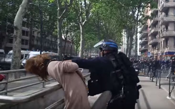 Γάλλος αστυνομικός αρπάζει γυναίκα από το λαιμό και την πετάει στο έδαφος