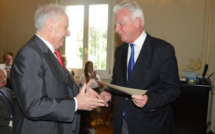 Ο τ. Πρωθυπουργός, κ. Παναγιώτης Πικραμμένος, απονέμει την τιμητική διάκριση στον Πρόεδρο του Hellenic American University, Λεωνίδα-Φοίβο Κόσκο. Ο τ. Πρωθυπουργός, κ. Παναγιώτης Πικραμμένος, απονέμει την τιμητική διάκριση στον Πρόεδρο του Hellenic American University, Λεωνίδα-Φοίβο Κόσκο.