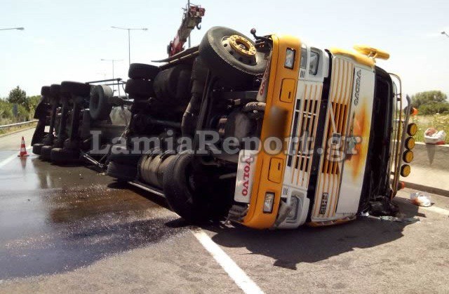 Βυτιοφόρο ανατράπηκε στην εθνική οδό