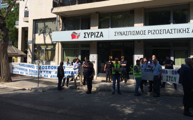 Ένστολοι παραμένουν έξω από τα γραφεία του ΣΥΡΙΖΑ
