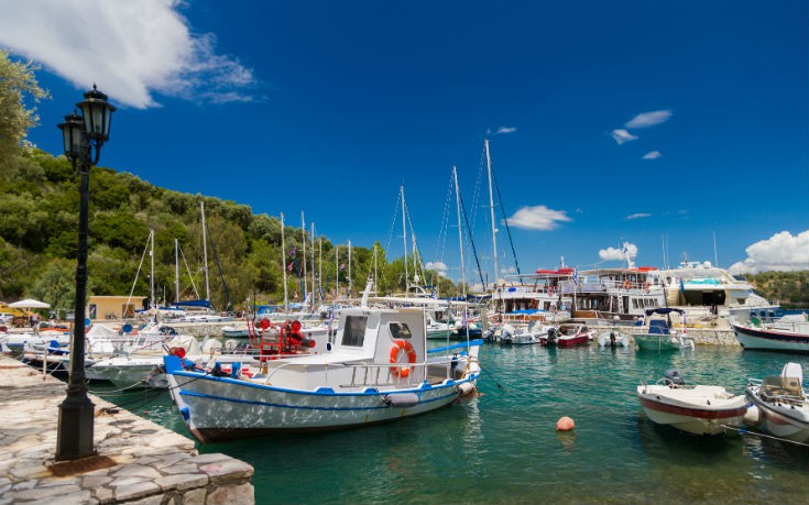 Παραδοσιακές ψαρόβαρκες στο γραφικό λιμάνι του Μεγανησίου Παραδοσιακές ψαρόβαρκες στο γραφικό λιμάνι του Μεγανησίου