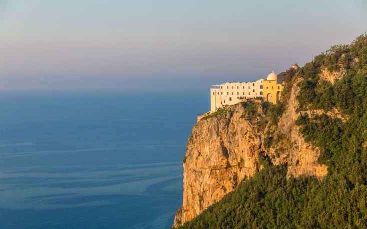 To εντυπωσιακό Monastero Santa Rosa στο χείλος του γκρεμού στην ακτή Αμάλφι στην Ιταλία To εντυπωσιακό Monastero Santa Rosa στο χείλος του γκρεμού στην ακτή Αμάλφι στην Ιταλία