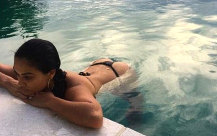 Η Shanina Shaik&#8230; δροσίζεται