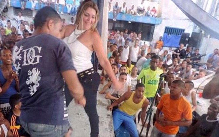 Διευθύντρια φυλακής το έριξε στο χορό σε εκδήλωση των κρατούμενων