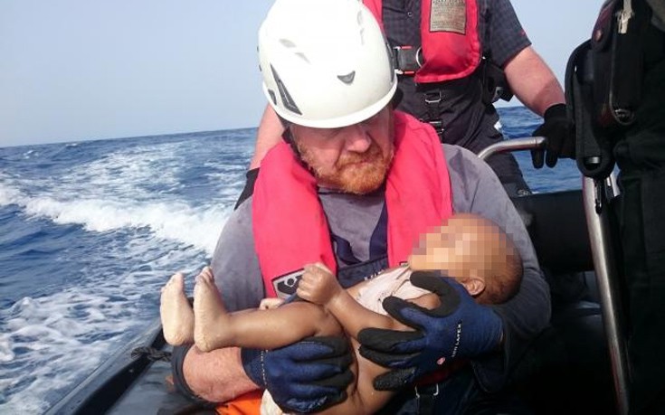 Η τραγωδία στη Μεσόγειο μέσα από την εικόνα ενός πνιγμένου μωρού
