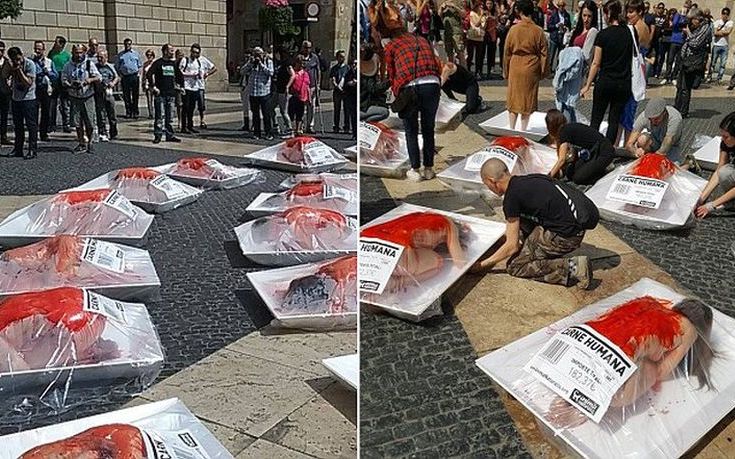Ακτιβιστές μετέτρεψαν το σώμα τους σε «ανθρώπινο κρέας» προς πώληση