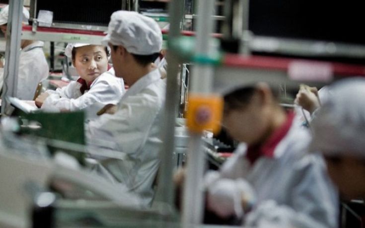 Η Foxconn αντικαθιστά 60.000 εργάτες με ρομπότ