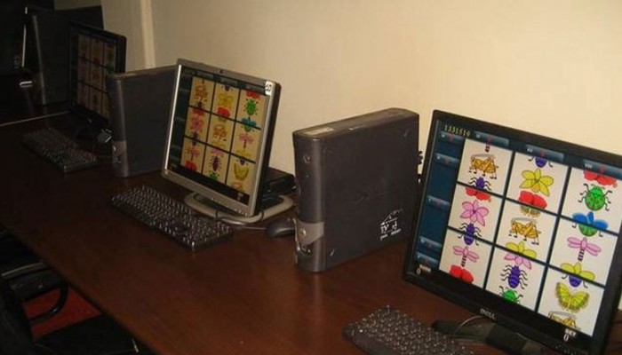 Ξήλωσαν 10 υπολογιστές με φρουτάκια στα Χανιά