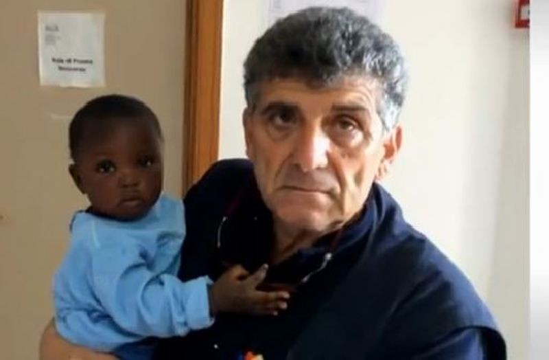Ιταλός γιατρός θέλει να υιοθετήσει προσφυγόπουλο που έχασε τη μαμά του