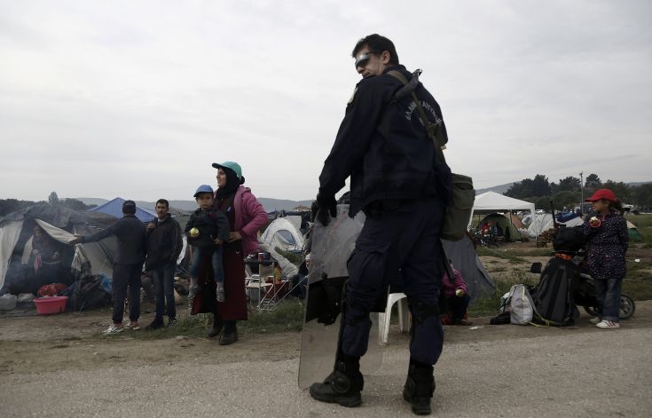 Κλεφτοπόλεμος μεταξύ αστυνομίας και προσφύγων στη Μυτιλήνη