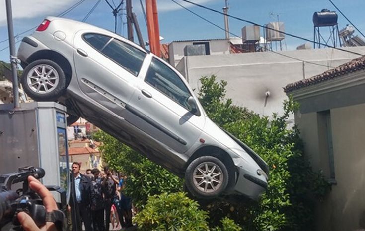 Αυτοκίνητο «προσγειώθηκε» σε αυλή σπιτιού στη Μυτιλήνη