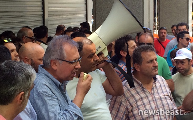 Τον διευθυντή του γραφείου του Τσακαλώτου είδαν οι λιμενεργάτες