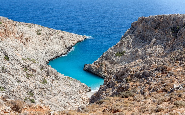 Κρήτη: Ζευγάρι τουριστών πήγε να απολαύσει τα Σεϊτάν Λιμάνια και εγκλωβίστηκε στην παραλία