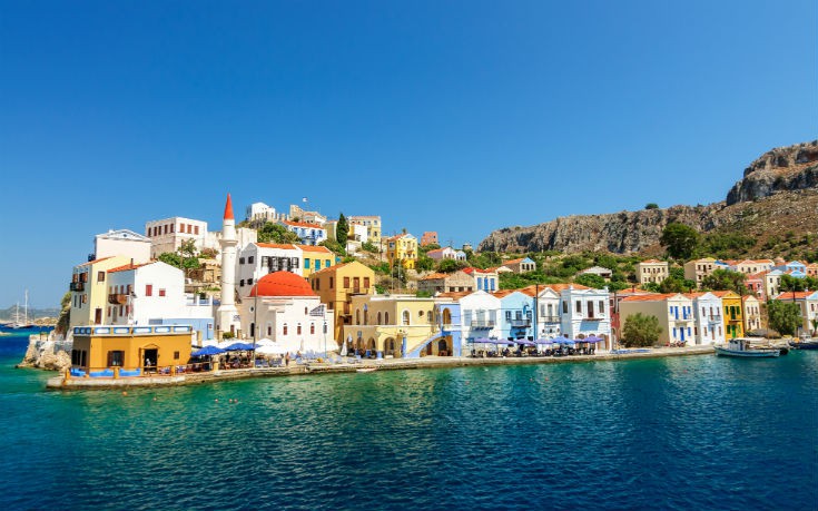 Τα χαρακτηριστικά πολύχρωμα, γραφικά σπίτια και κτήρια στο όμορφο λιμάνι του Καστελλόριζου Τα χαρακτηριστικά πολύχρωμα, γραφικά σπίτια και κτήρια στο όμορφο λιμάνι του Καστελλόριζου