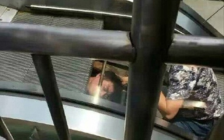 Κυλιόμενη σκάλα «ρούφηξε» άνδρα στην Κίνα