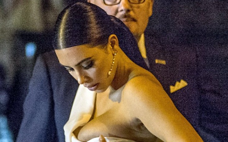 Παραλίγο να πεταχτεί έξω το στήθος της Kim Kardashian
