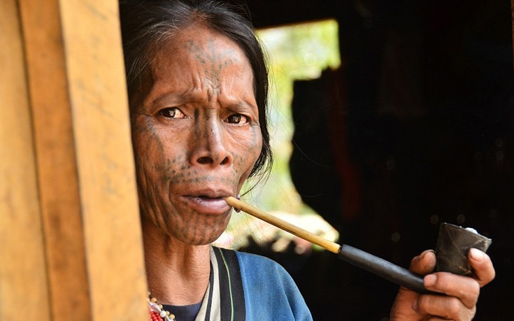 Οι «σημαδεμένες» γυναίκες της Μιανμάρ και η ιστορία τους