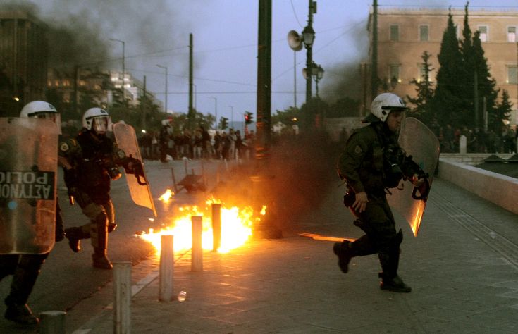 Την επίθεση των ΜΑΤ στο Σύνταγμα καταγγέλλει η ΑΔΕΔΥ