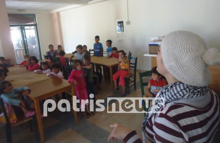 Προσφυγόπουλα στα θρανία του κέντρου φιλοξενίας