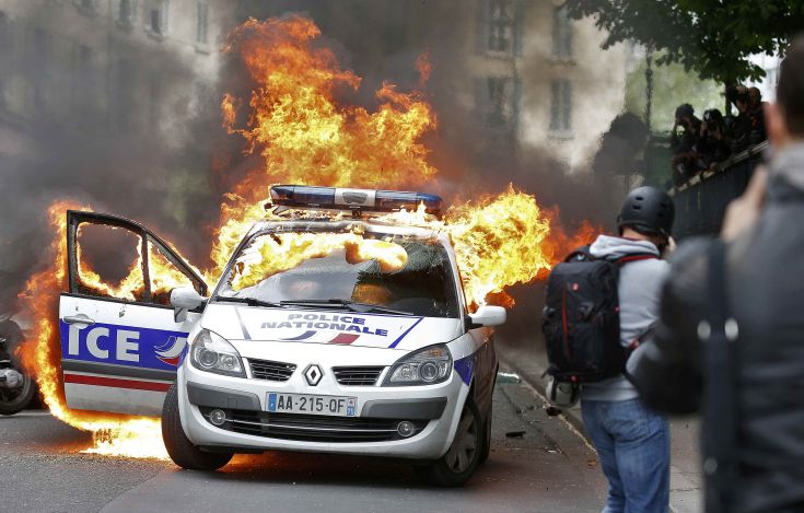 Όχημα της αστυνομίας πυρπολήθηκε στο Παρίσι
