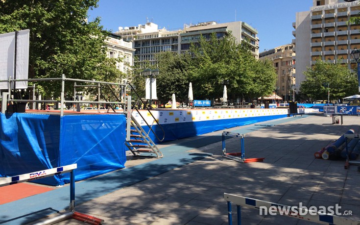 Προετοιμασίες στο Σύνταγμα για το 4ο Athens Street Pole Vault