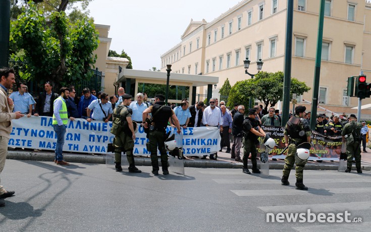 Διαδηλώνουν έξω από τη Βουλή και οι ένστολοι