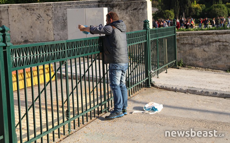 Διαδηλωτής έριξε καλαμπόκι στην είσοδο της Βουλής