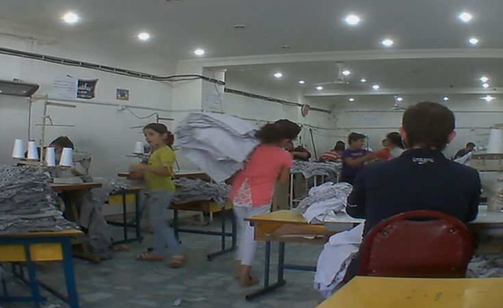 Προσφυγόπουλα δουλεύουν για ένα κομμάτι ψωμί στη Σμύρνη