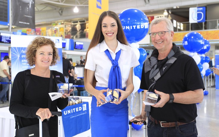 Επιβάτες στο Διεθνή Αερολιμένα Αθηνών πριν από την πτήση τους με τη United Airlines για την απευθείας σύνδεση προς Νέα Υόρκη / Newark