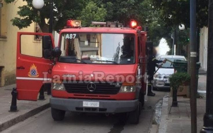 Πυροσβεστικά στη Λαμία τρέχουν να σβήσουν φλεγόμενους κάδους σκουπιδιών